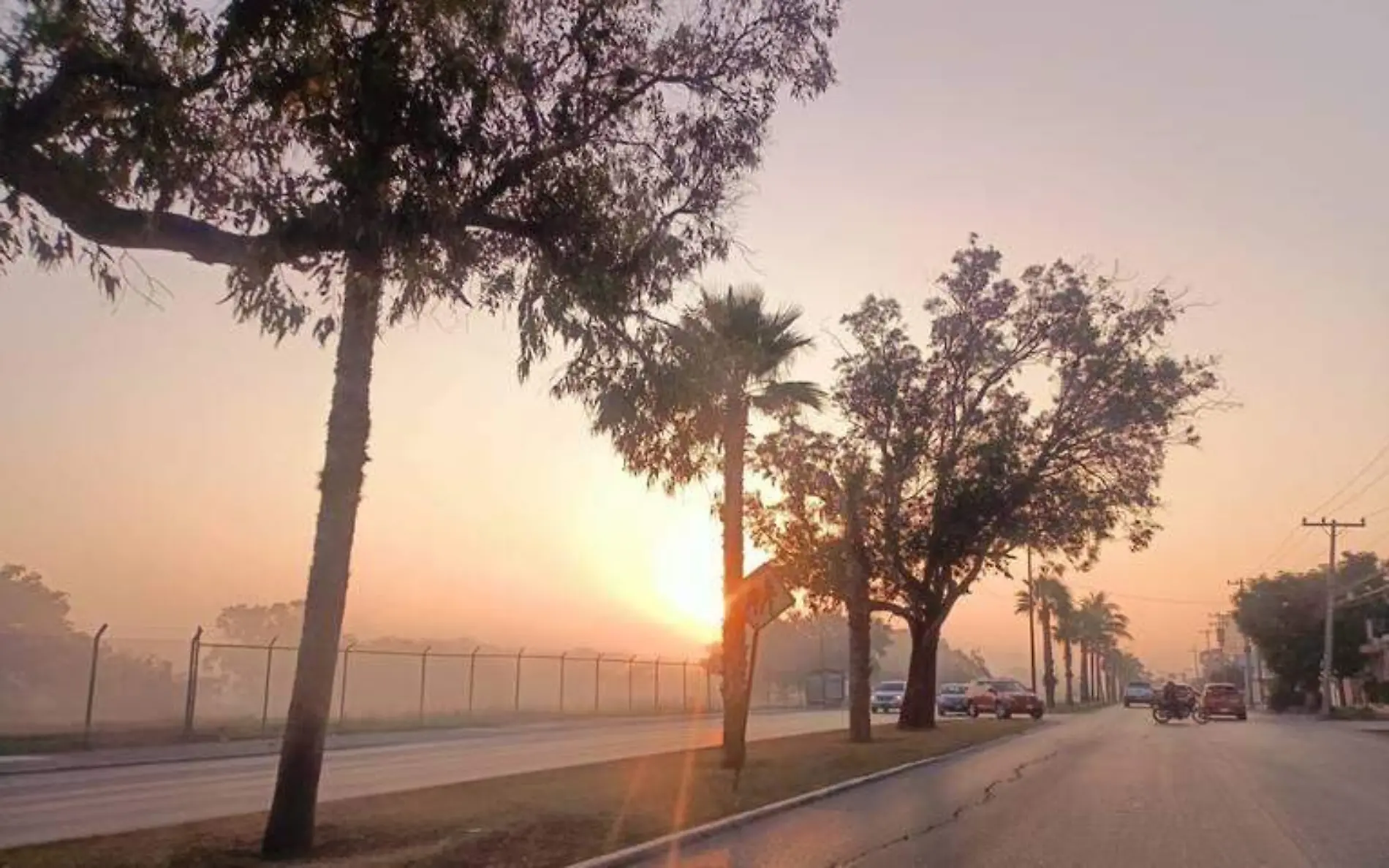 Durante las tardes, el polvo del Sahara provoca un efecto rojizo en el cielo Antonio Campos Archivo